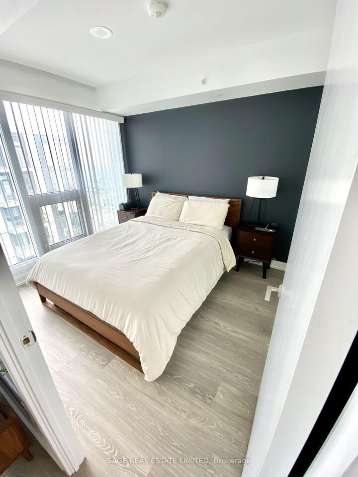 Property Photo:  181 Dundas Street E 5512  ON M5A 0N5 