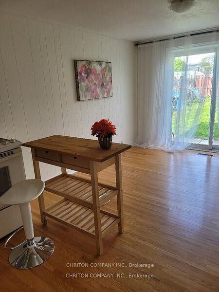 Photo de la propriété: 566 Chantenay Drive ON L5A 1G2