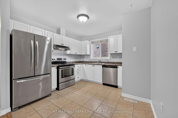 Property Photo:  39 Hanmer Street E  ON L4M 6V3 