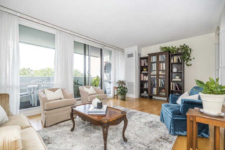 Photo de la propriété:  250 Scarlett Road 513  ON M6N 4X5 