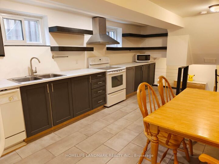 Property Photo:  2527 Kingsberry Crescent Lower  ON L5B 2K7 