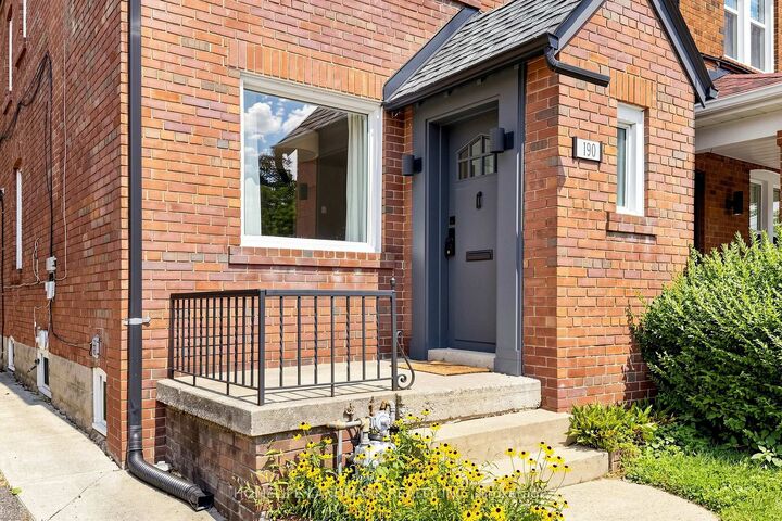 Property Photo: 190 Lawrence Avenue W ON M5M 1A8