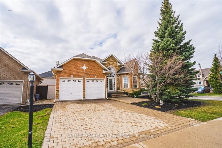 Property Photo: 137 Pinehill Drive ON L0R 1P0