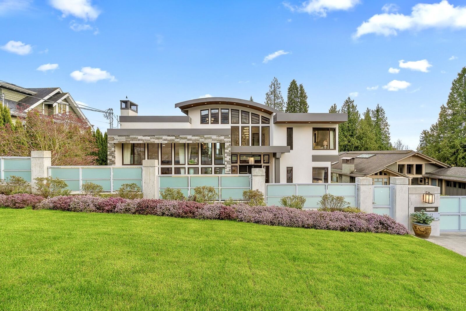 Property Photo:  2052 Inglewood Avenue  BC V7V 1Z4 