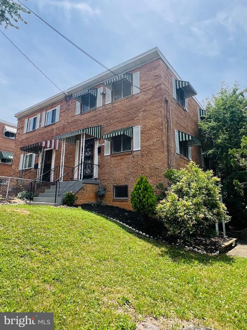 Property Photo:  4901 Fitch Place NE  DC 20019 