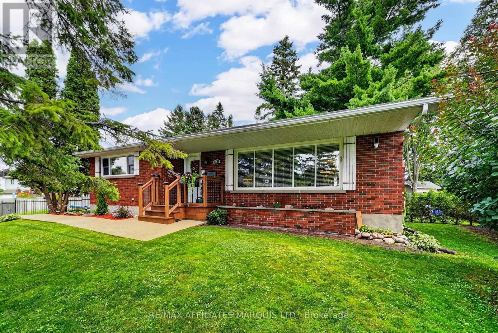 Property Photo:  1635 Brookdale Avenue  ON K6J 4R2 