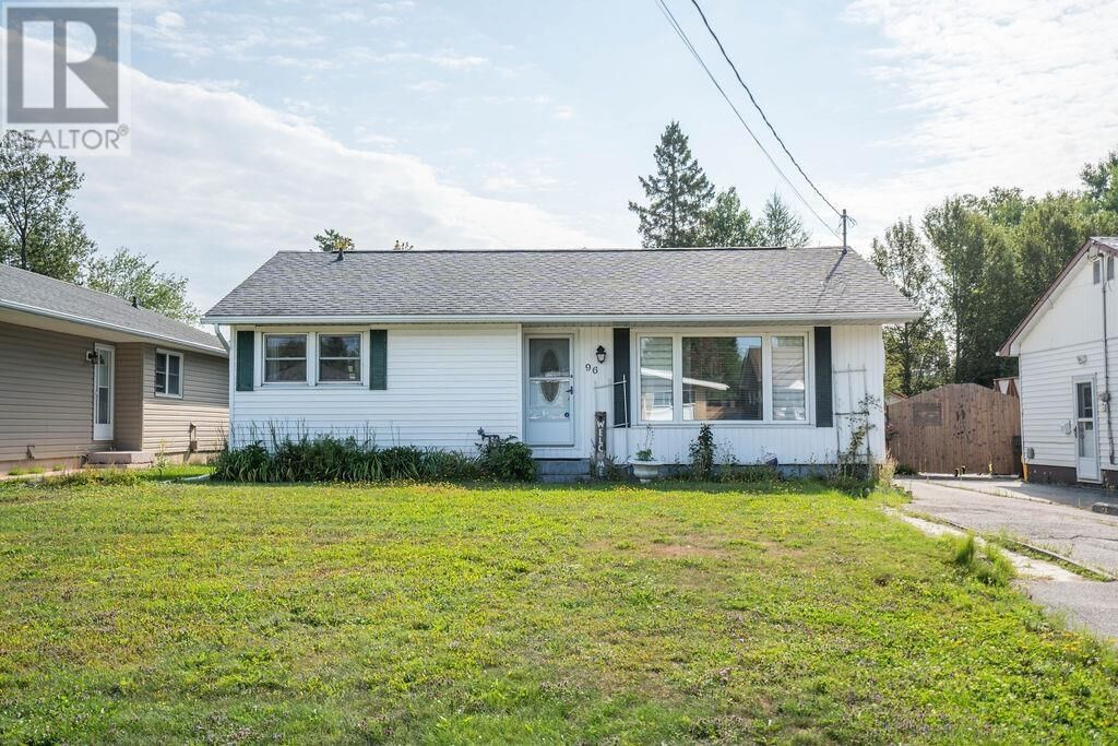 Property Photo:  96 Glenholme Dr  ON P6A 4C3 