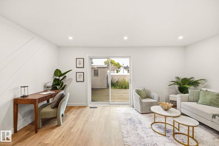 Property Photo:  125 Woodborough Way NW  AB T5Y 1N2 