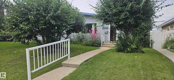 Property Photo:  9024 60 Street NW  AB T6B 1M8 