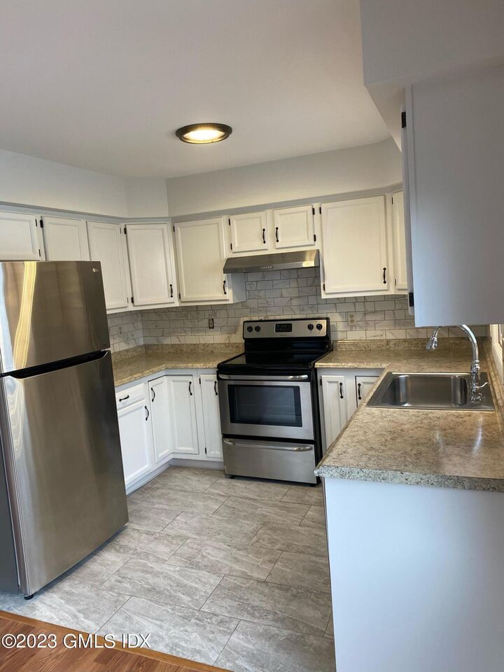 Property Photo:  8 Booth Court B  CT 06830 