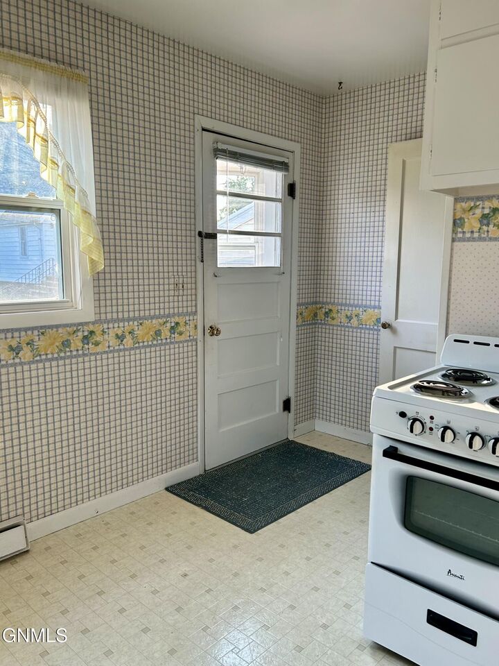 Property Photo:  206 Roosevelt Avenue  ND 58576 