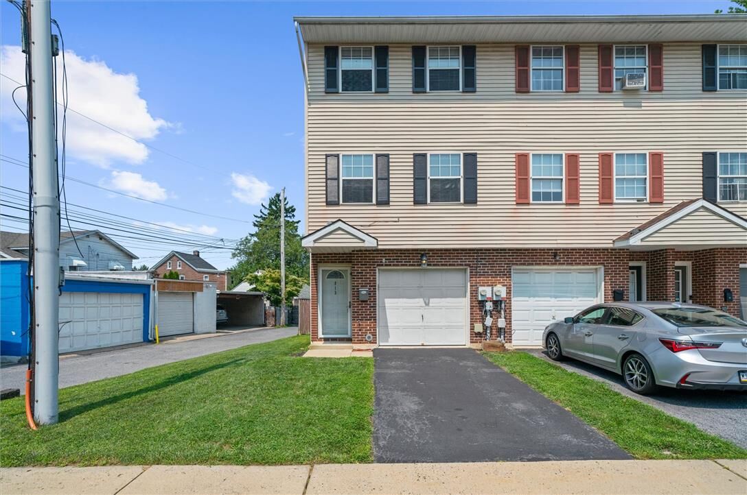Property Photo:  813 E Gordon Street  PA 18109 