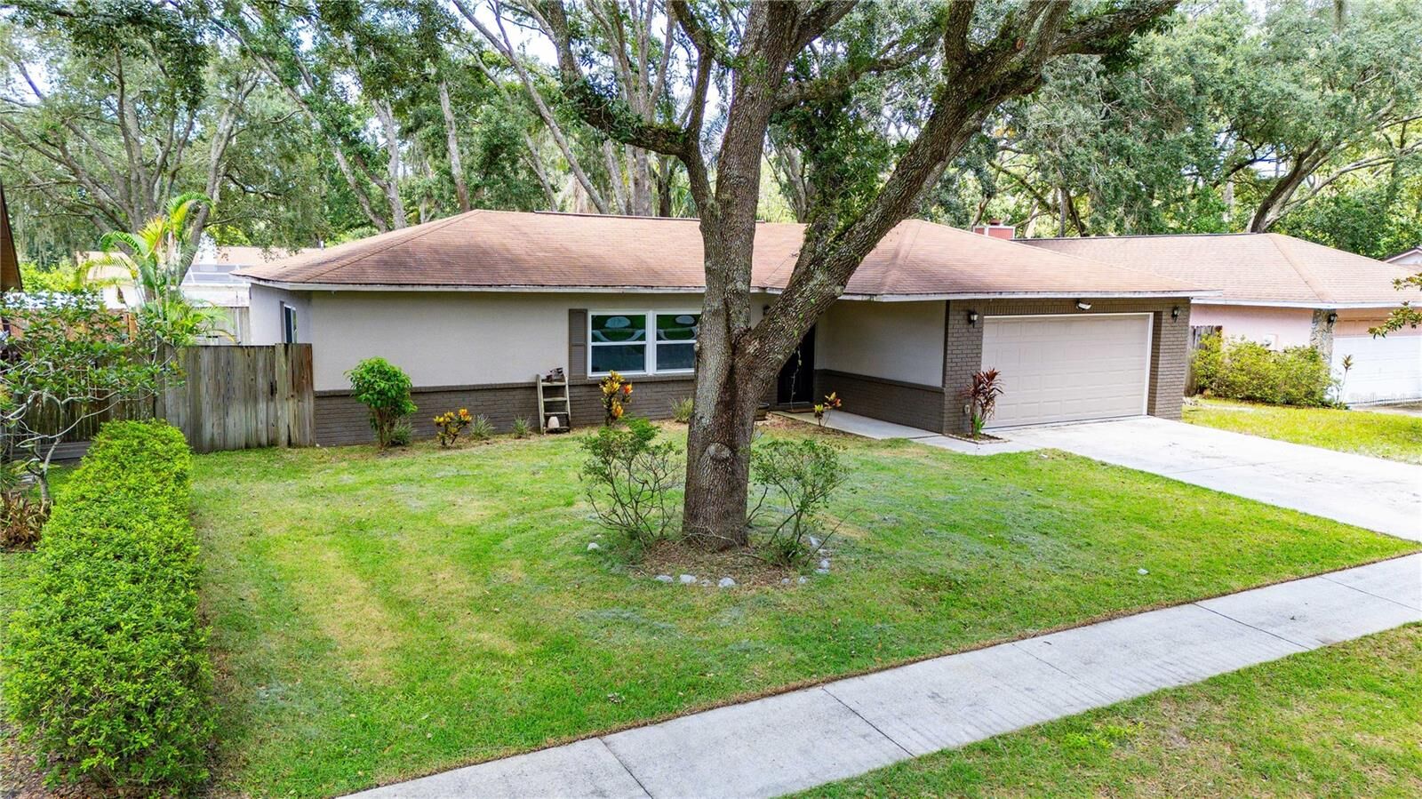 Property Photo: 2423 Forrest Crest Cir FL 33549