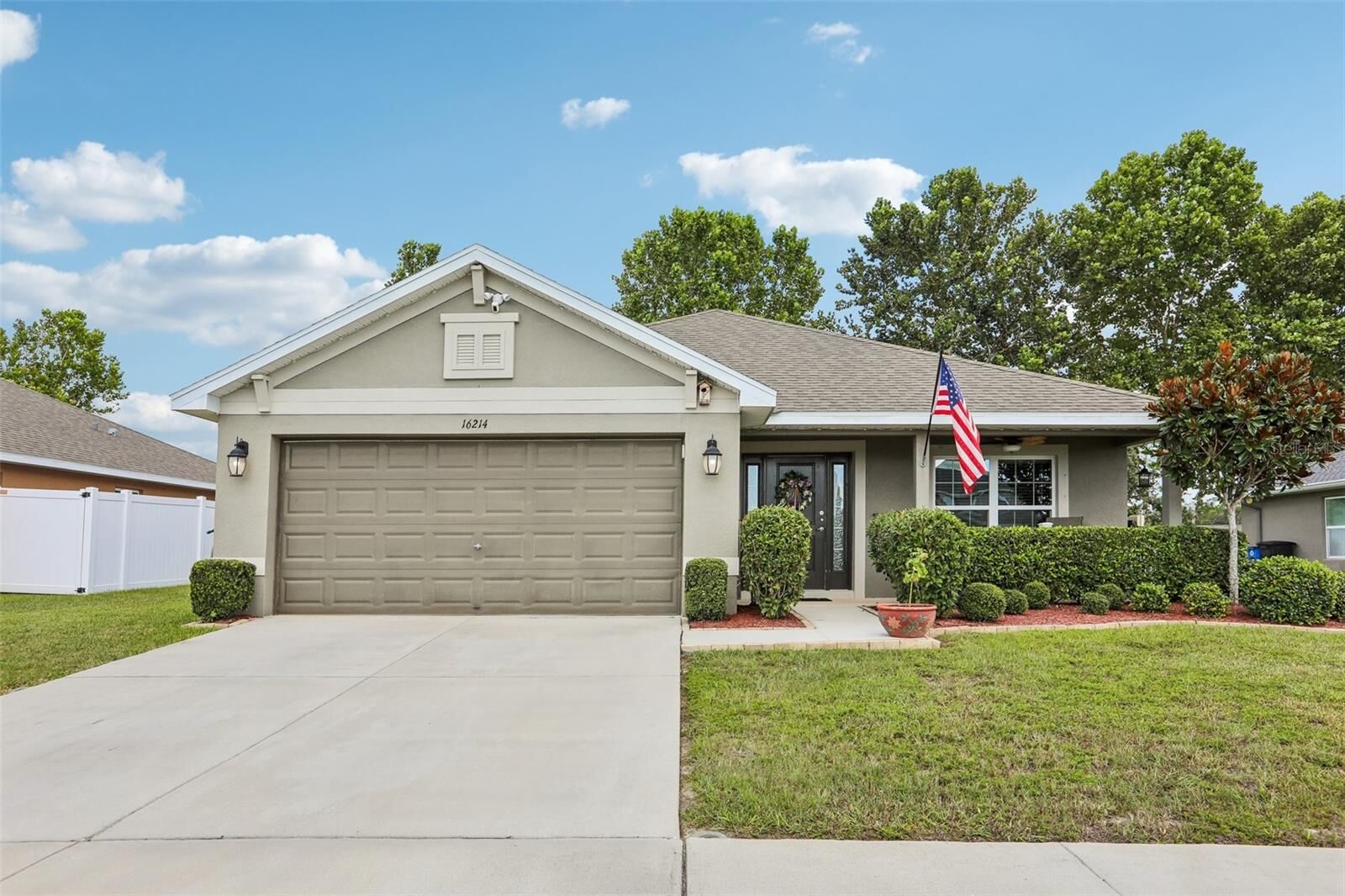 Property Photo: 16214 Vine Cliff Avenue FL 34667
