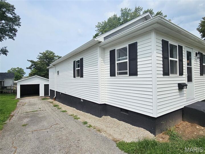 Property Photo:  658 Eccles Street  IL 62049 