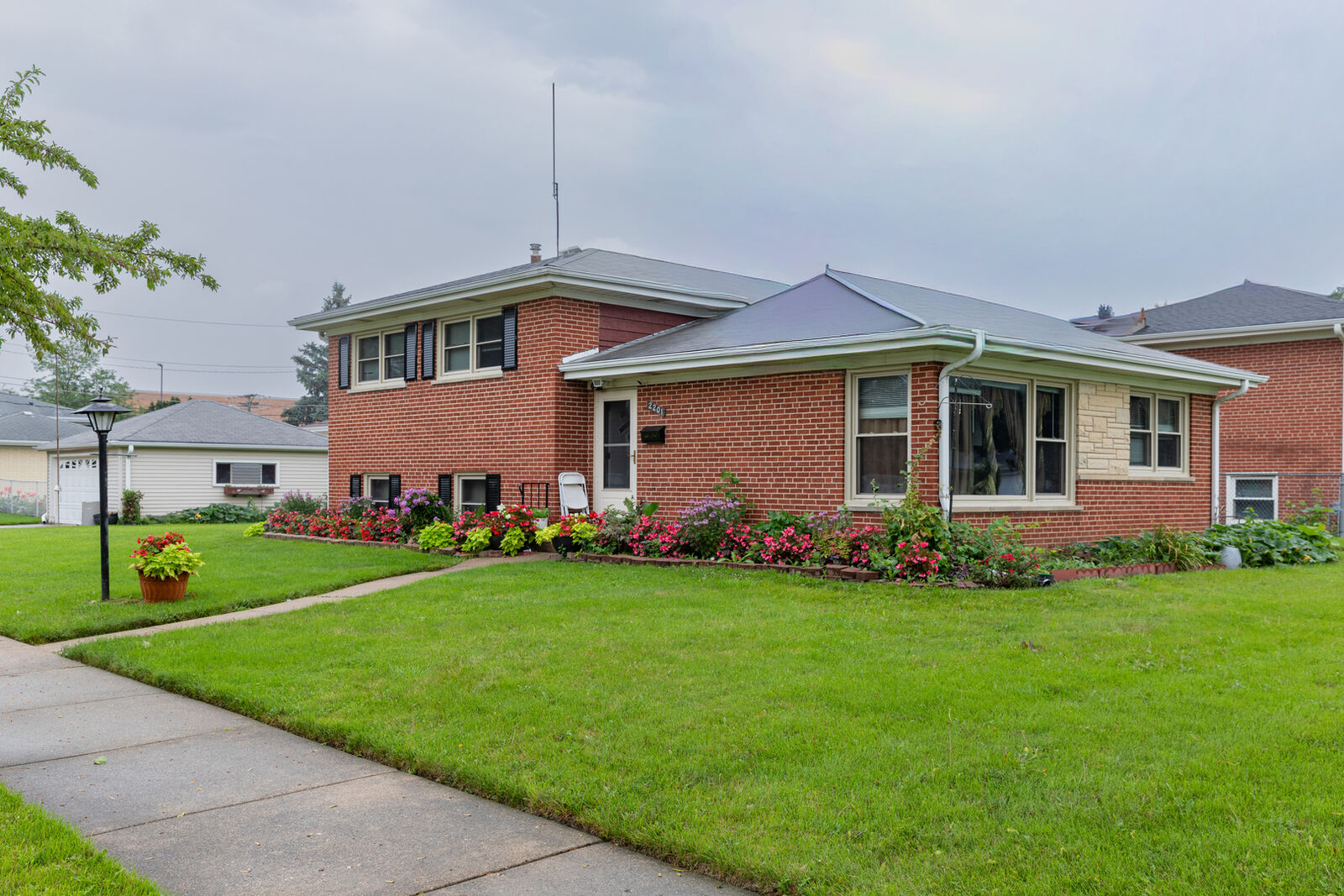 Property Photo:  2201 Pine Street  IL 60018 
