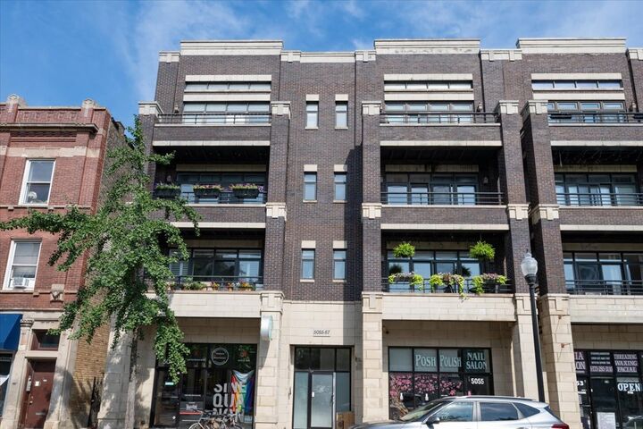 Property Photo: 5055 N Clark Street 2S IL 60640