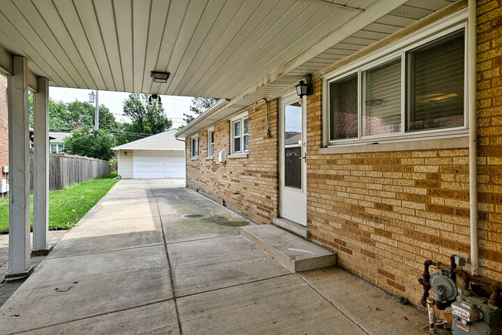 Property Photo: 1705 S Ashland Avenue IL 60068
