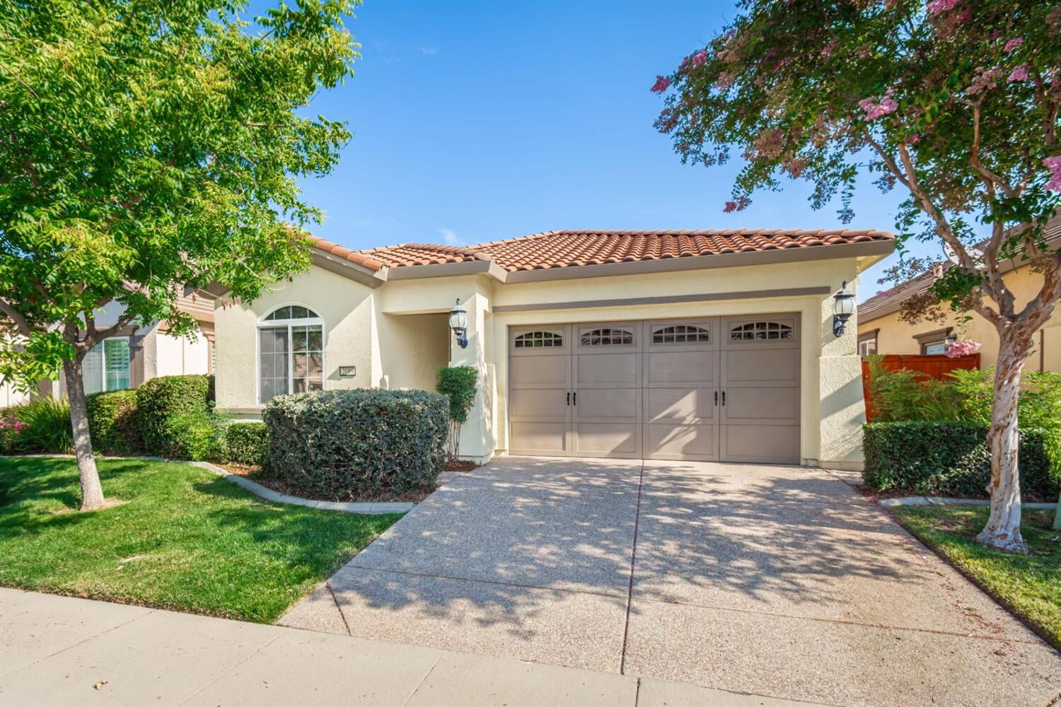 Property Photo:  2089 Thornecroft Lane  CA 95747 