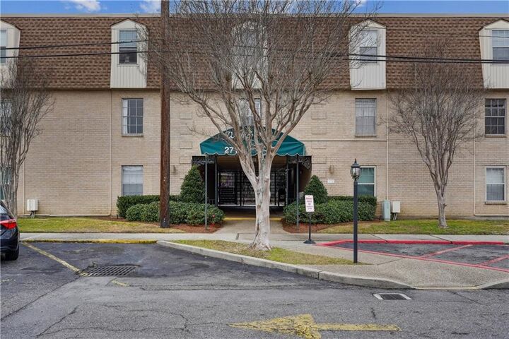 Property Photo: 2716 Whitney Place 425 LA 70002