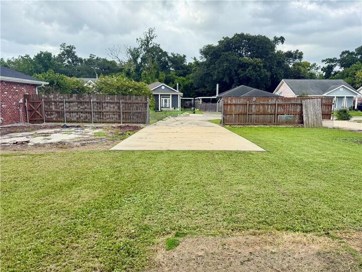 Property Photo: 2901 Meadow Drive LA 70092