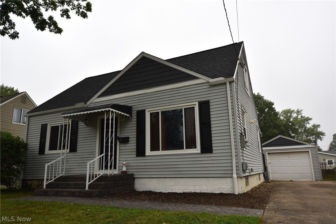 Property Photo: 565 E Hopocan Avenue OH 44203