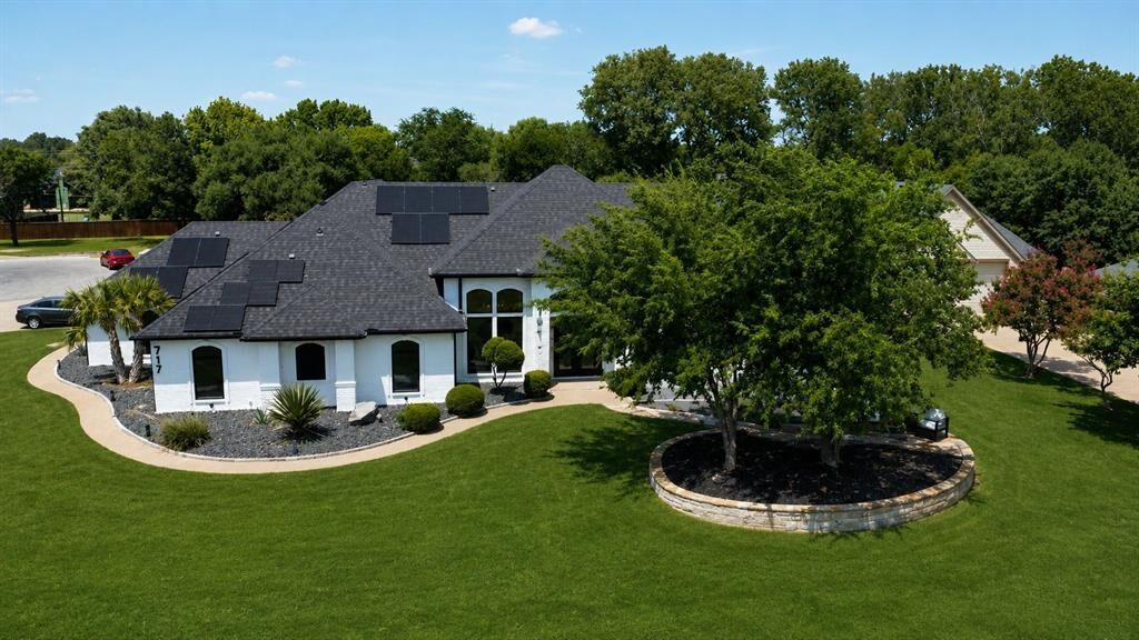 Property Photo:  717 Pintail Court  TX 76049 