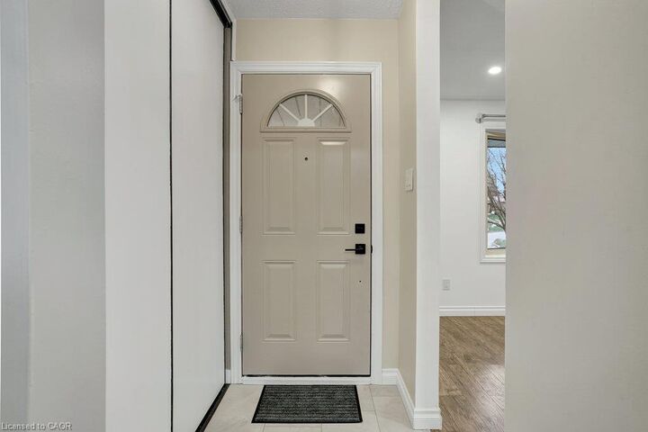 Property Photo:  67 Kimberly Crescent Upper  ON N2E 1C8 