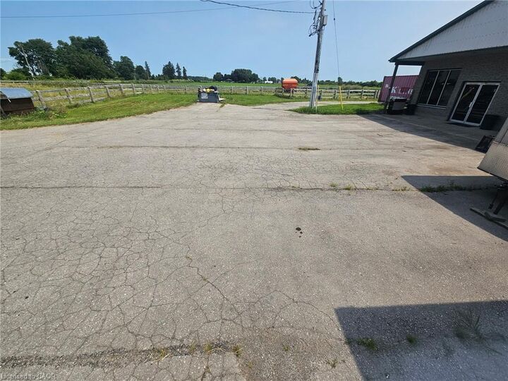 1812 Thompson Road E — photo 1