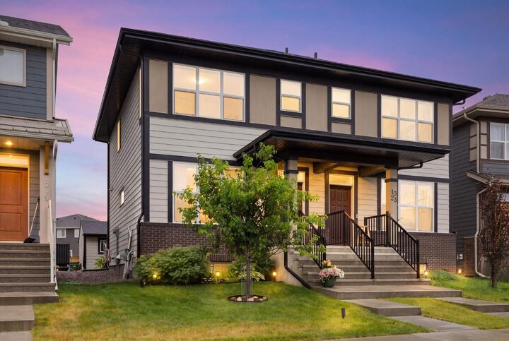 Property Photo:  1021 Mahogany Boulevard SE  AB T3M 3E4 