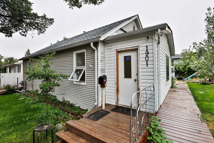Property Photo: 1901 1 Avenue N AB T1H 0A5