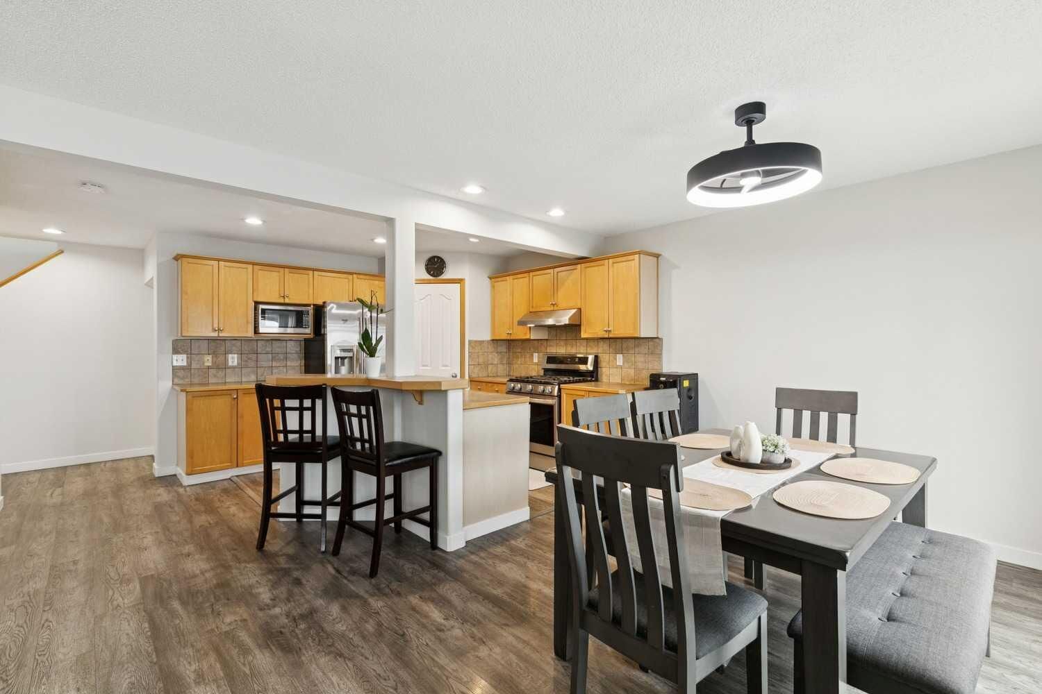 Property Photo:  126 Somerglen Way SW  AB T2Y 4B2 