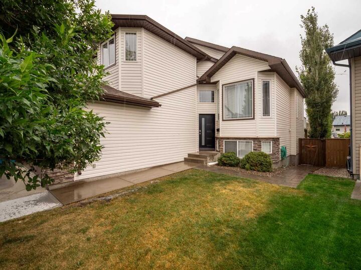 Property Photo: 34 Heritage Green W AB T1K 7Z7