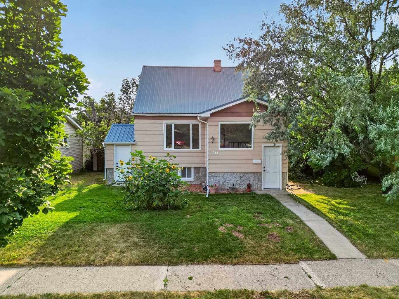 Property Photo:  1011 11 Street S  AB T1K 1P6 