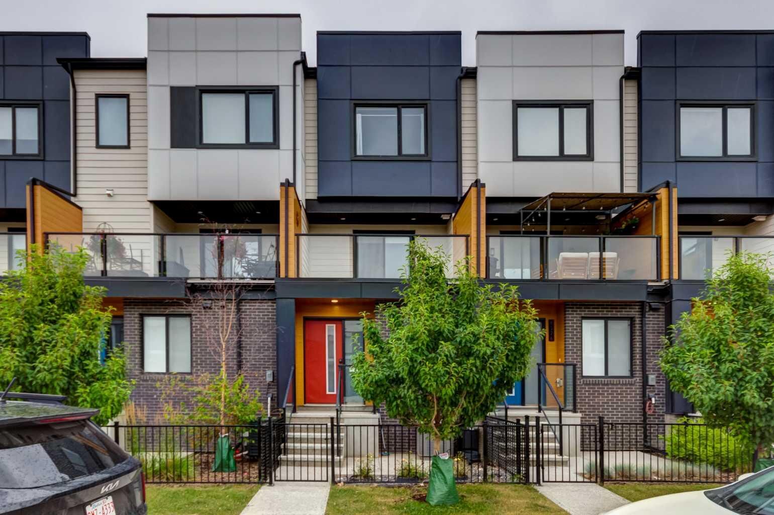 Property Photo:  8524 21 Avenue SE  AB T2B 1H5 