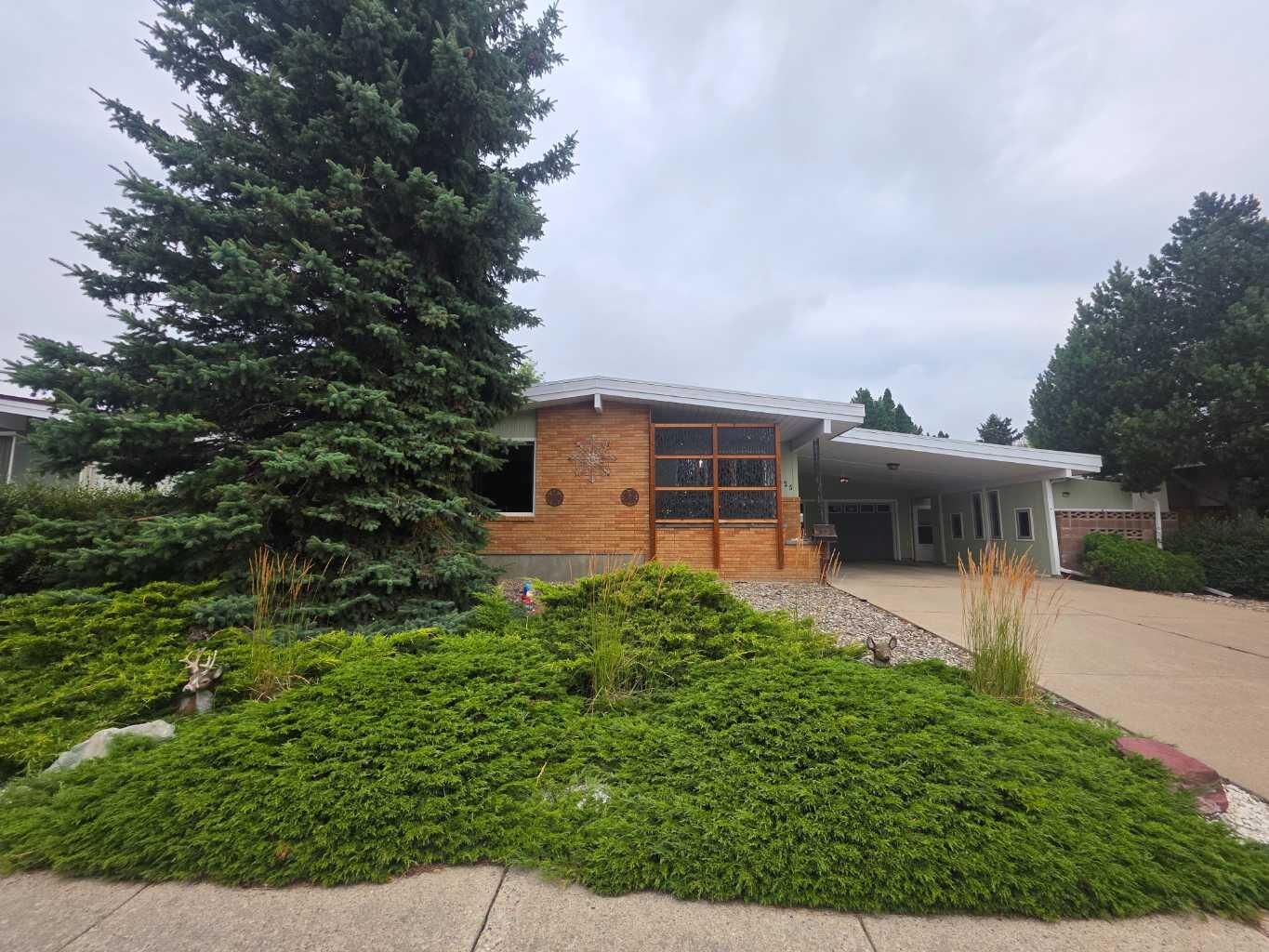 Property Photo: 1425 Scenic Drive S AB T1K 1M4