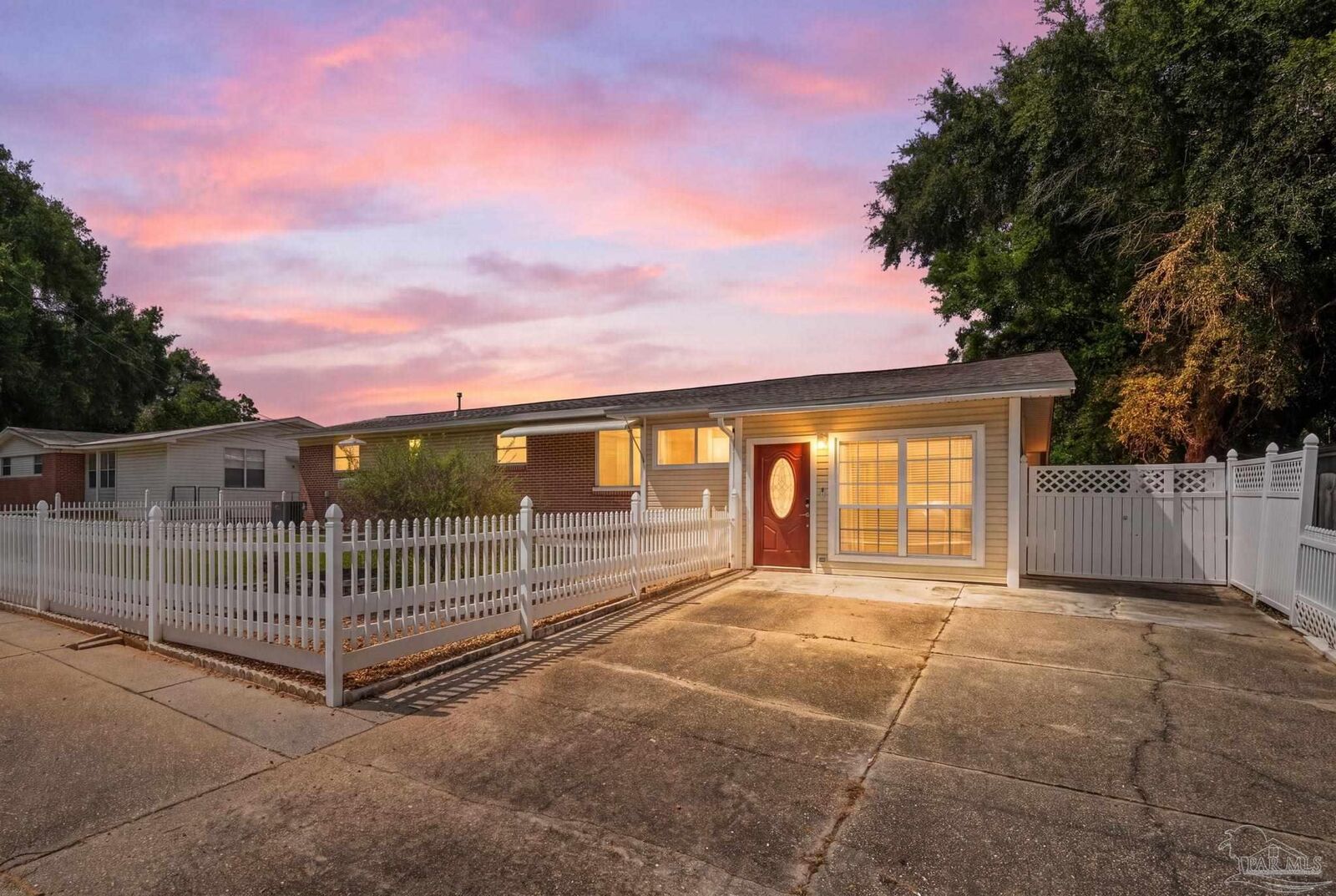 Property Photo: 1207 Suburban Dr FL 32505
