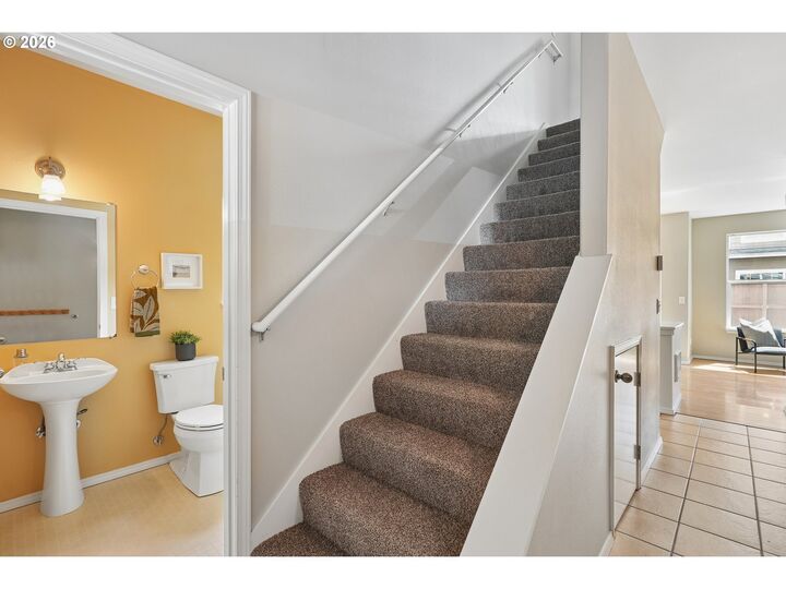 Property Photo:  550 NE Knott St  OR 97212 