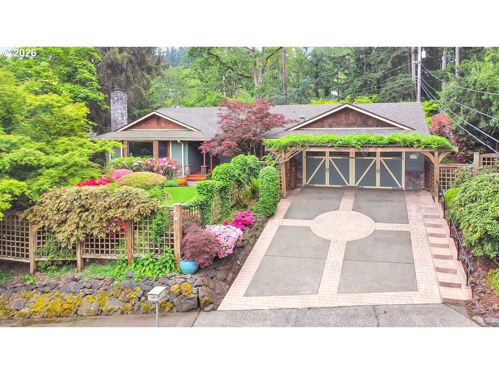 Property Photo:  2620 W 22nd Ave  OR 97405 