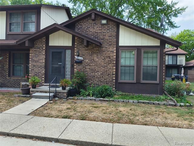 Property Photo:  28414 Queens Court  MI 48093 