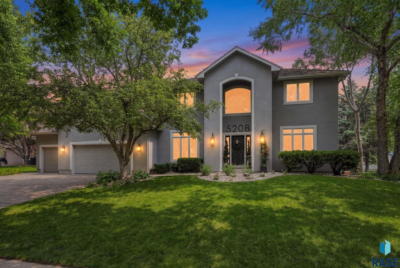Property Photo: 5208 S Sweetbriar Cir SD 57108-2889