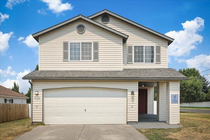 Property Photo: 735 E Tara Lee Ave WA 99022