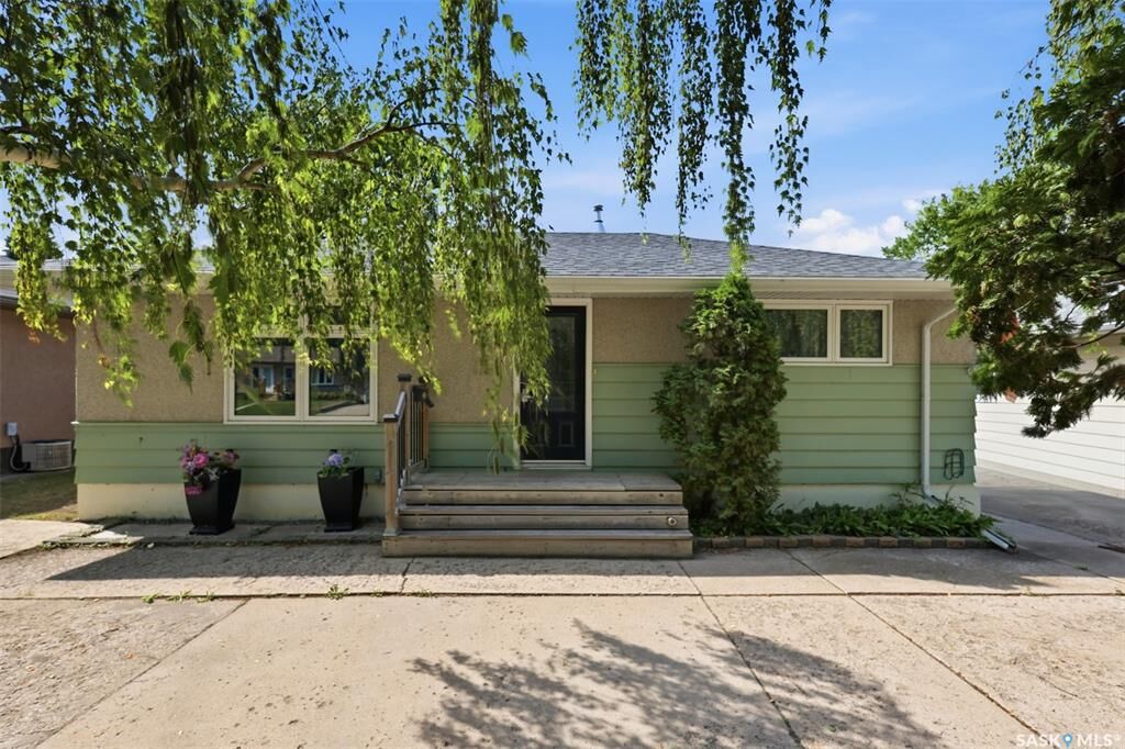 Property Photo:  131 Ottawa Avenue S  SK S7M 3L4 