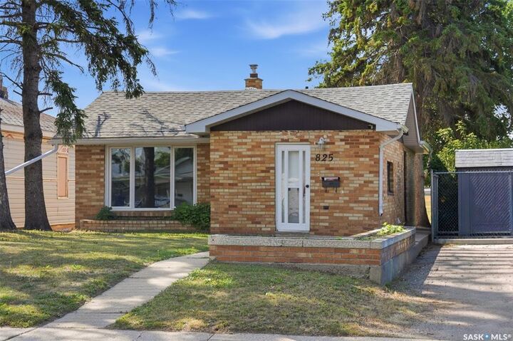 Property Photo: 825 L Avenue N SK S7L 2R3
