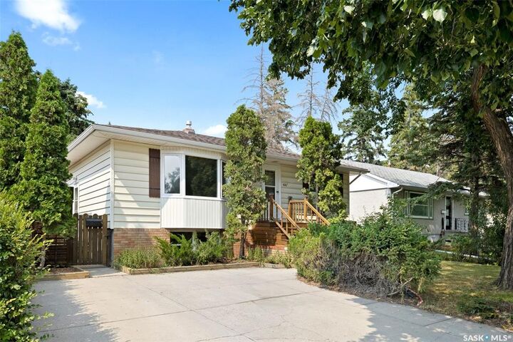 Property Photo:  616 Broadway Avenue E  SK S4N 1A1 