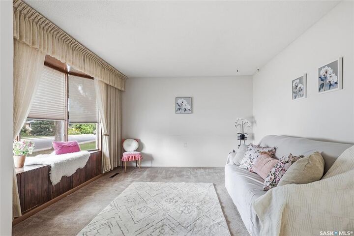 Property Photo: 910 T Avenue N SK S7L 3C1
