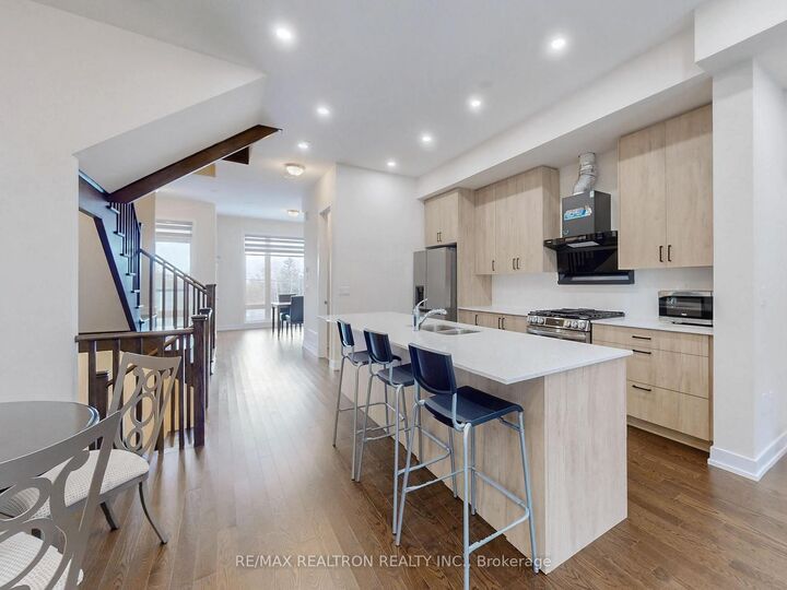 Property Photo:  45 Credit Lane Rm 3  ON L4E 1G9 