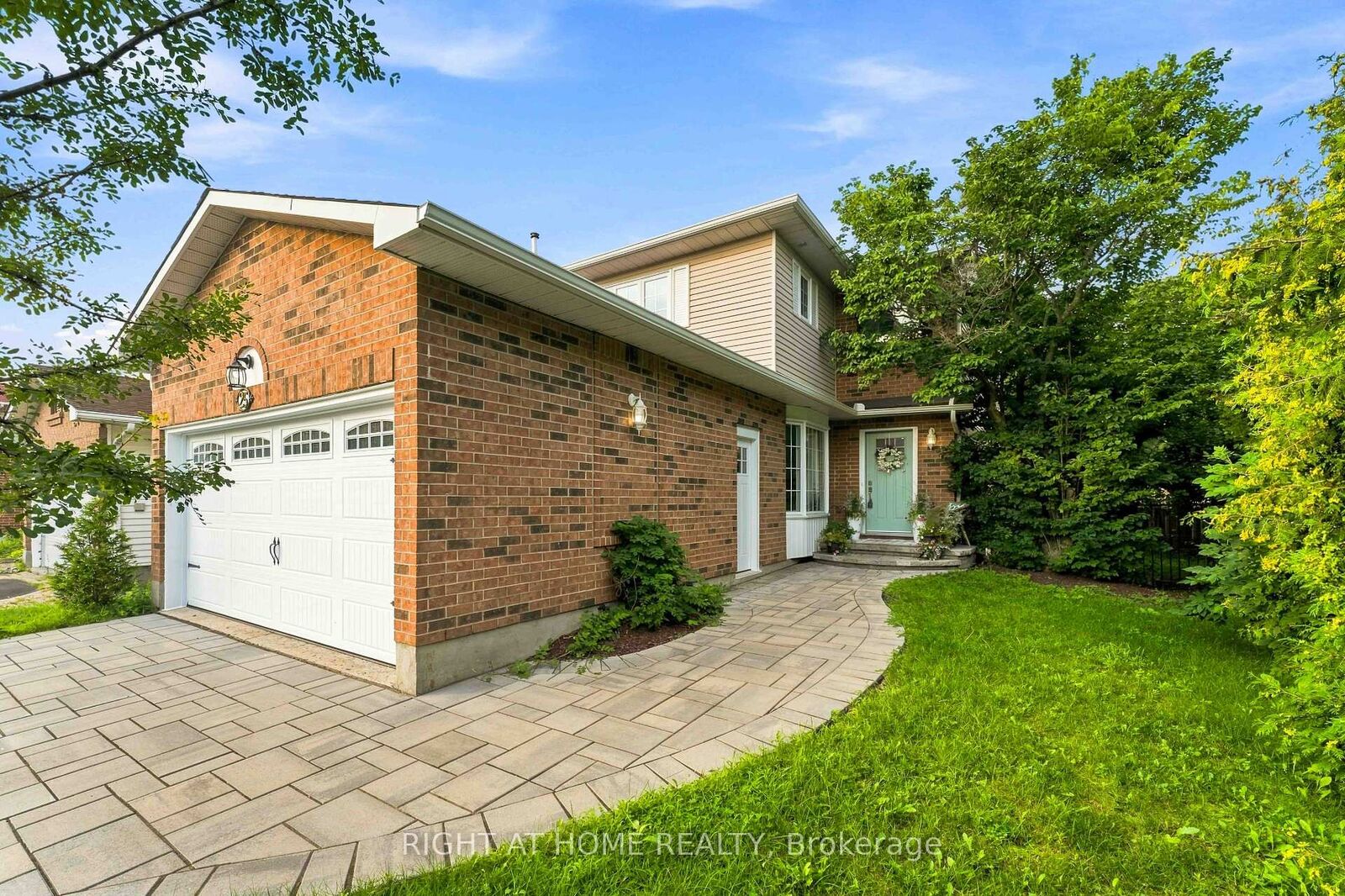 Property Photo: 25 Waterton Crescent ON K2M 1Y8