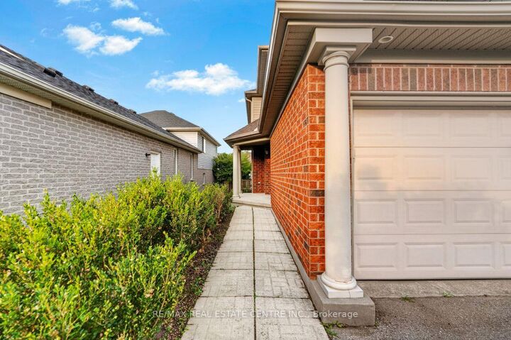 Property Photo: 714 Oakcrossing Road ON N6H 5V9