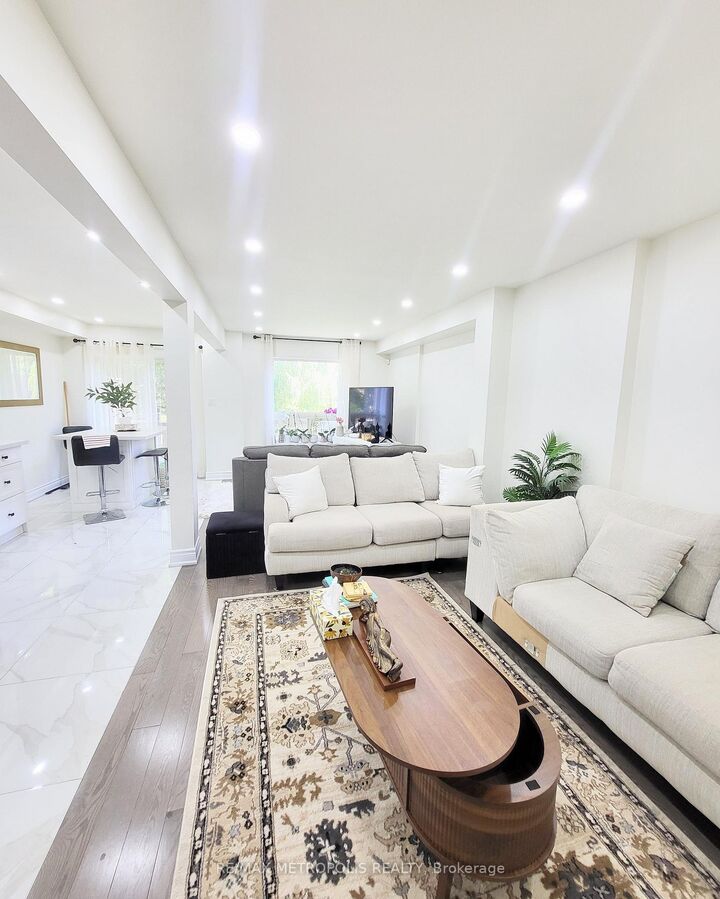 Property Photo:  435 Middlefield Road 12  ON M1S 5W1 